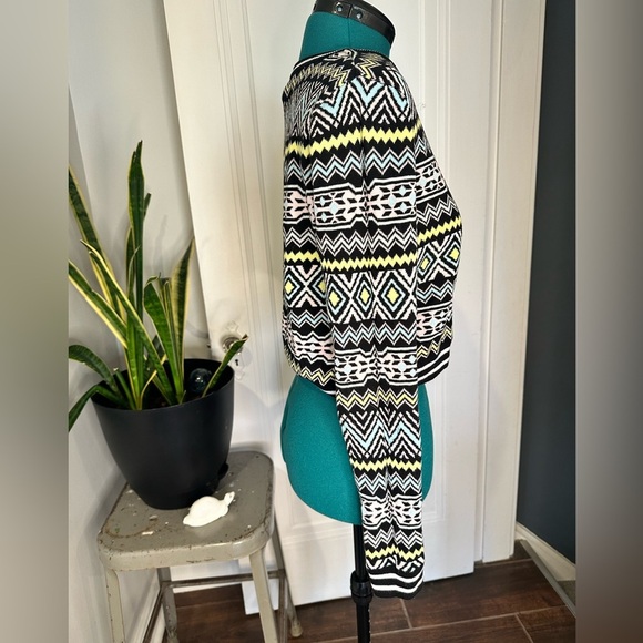 H&M Divided Aztec print cropped sweater black pink yellow blue med - Picture 5 of 10